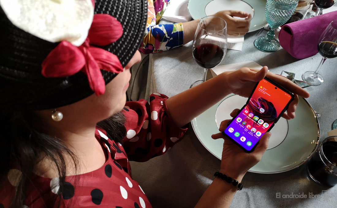 Android 11 comes to the Samsung Galaxy Z Flip 5G with One UI 3.0