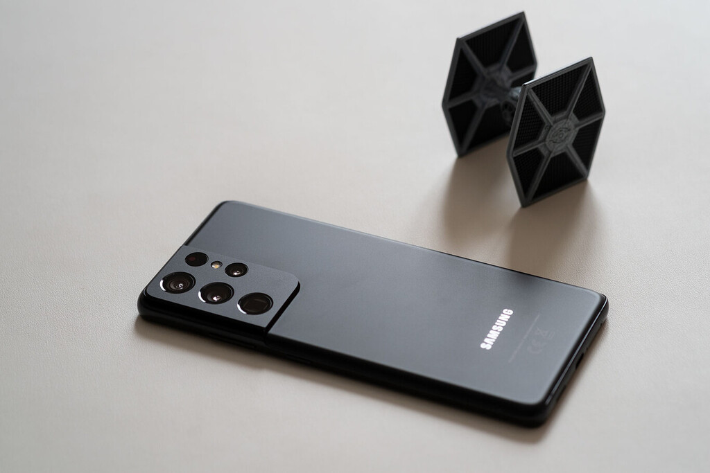 Samsung shows what Material You Android 12 themes look like on their Galaxy